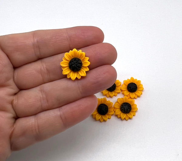 Sunflower small (18mm) resin embellishments - 5pcs